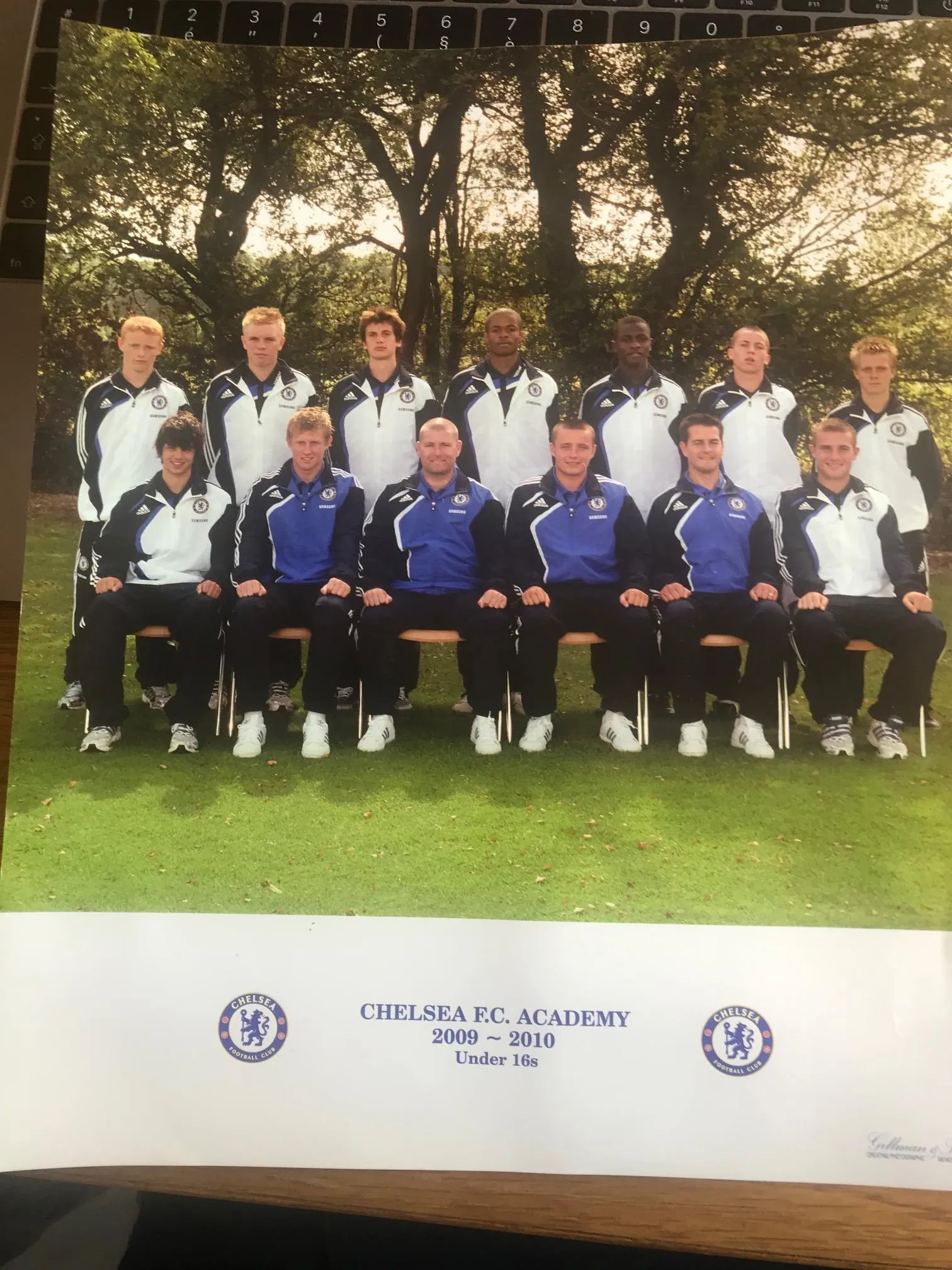 Les U16 de Chelsea en 2009-2010 avec Yann Gueho, le deuxième en haut en partant de la droite