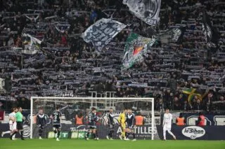 Une banderole contre Gérard Lopez déployé sur un pont à Bordeaux