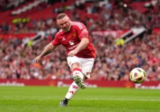 Wayne Rooney (oui, lui-même) plante un somptueux coup franc à Old Trafford 