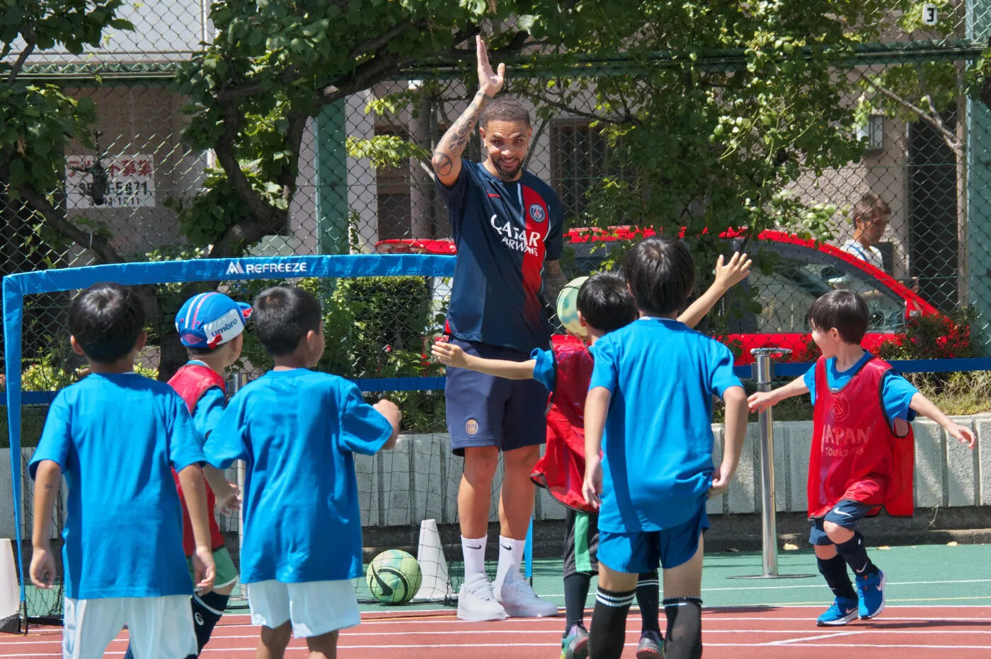 Quand quelques joueurs pros affrontent 100 enfants sur un terrain