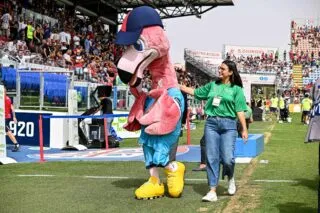 La mascotte de Cagliari vient s’excuser devant les supporters