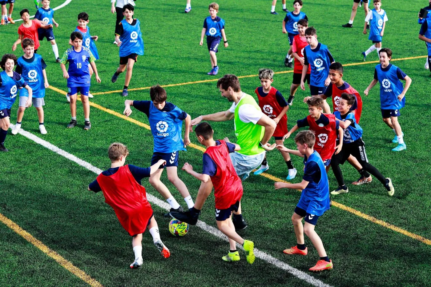 Quand quelques joueurs pros affrontent 100 enfants sur un terrain