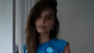 Emily Ratajkowski pose en maillot du Napoli et enflamme Internet