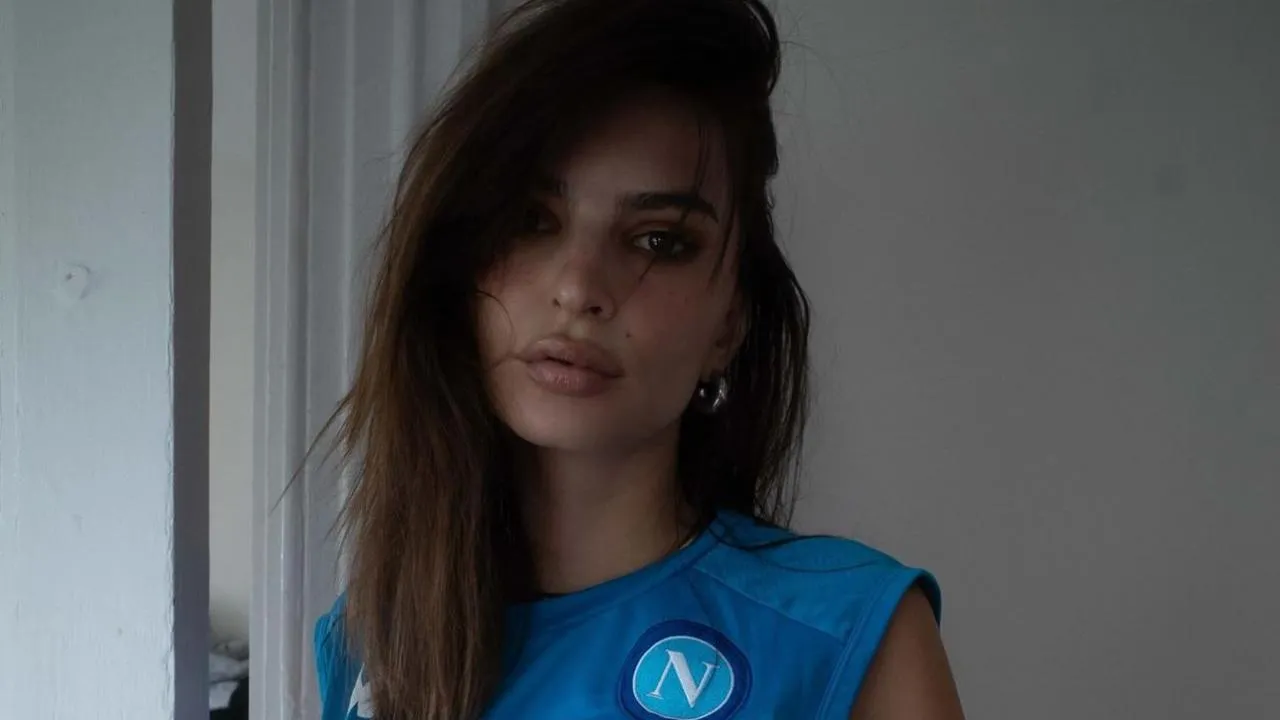 Emily Ratajkowski pose en maillot du Napoli et enflamme Internet