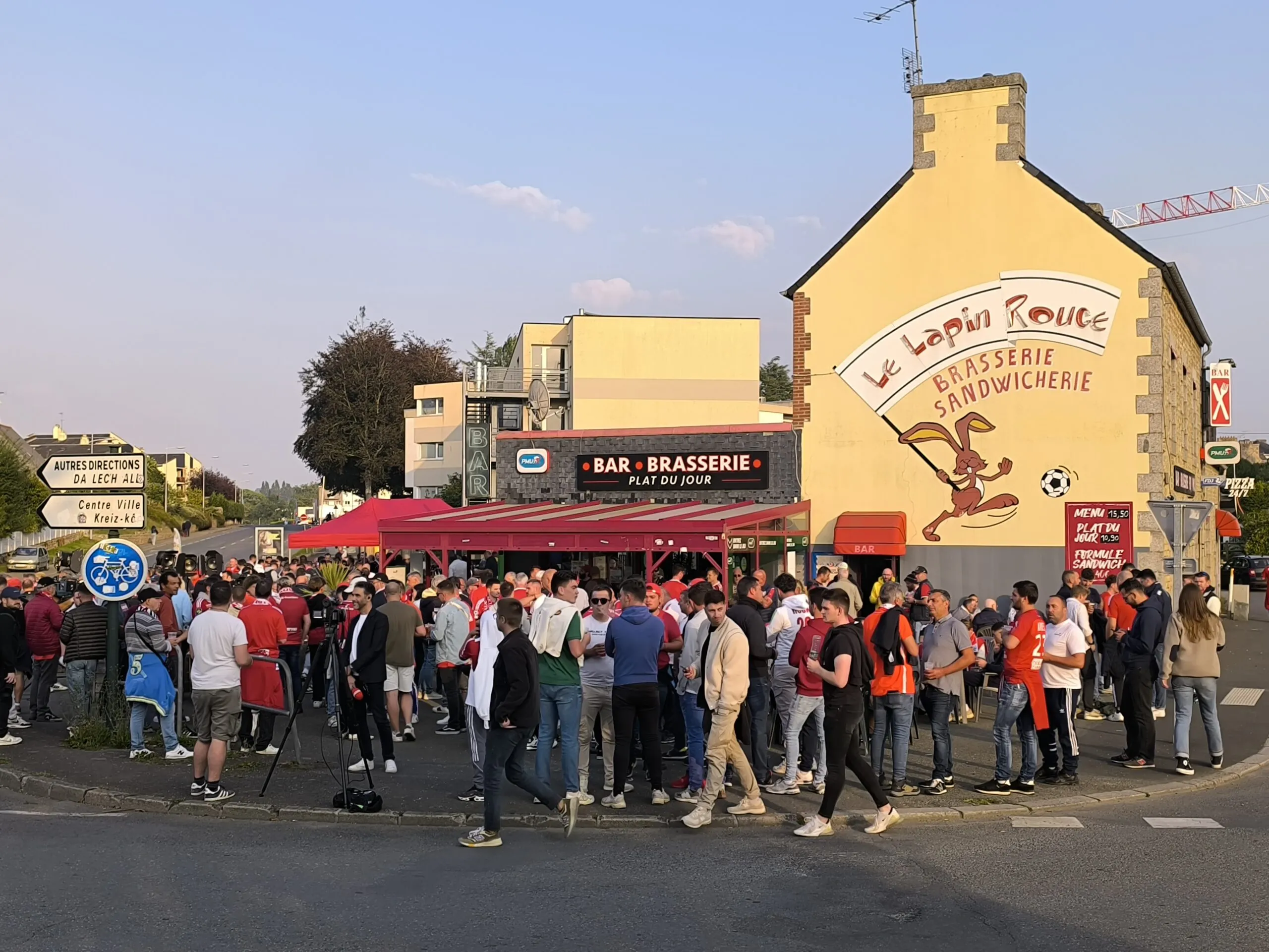 Rassemblement des Brestois devant le bar historique des supporters de l’EAG.