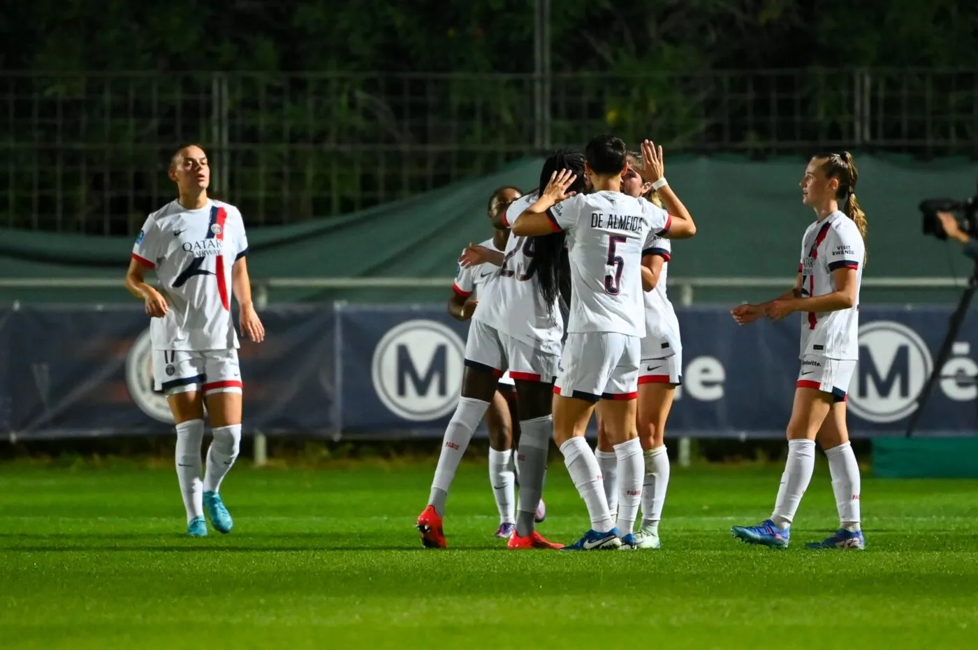 Paris bat Montpellier et colle aux basques lyonnaises