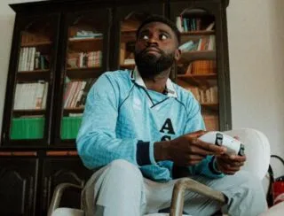 Jérémie Boga pose avec le premier maillot de sa carrière