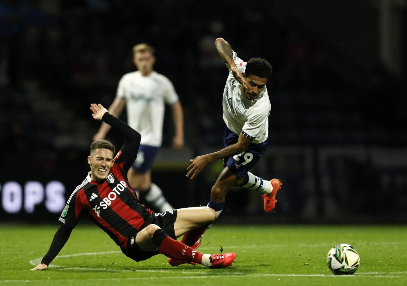 Un joueur de Preston mord un adversaire de Blackburn pendant le derby