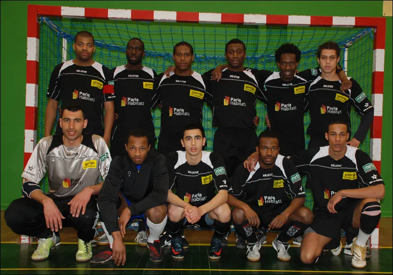 Yassine (gardien) et Abdessamad (en bas au centre), avec le club C’Noues fondé par leur frère.