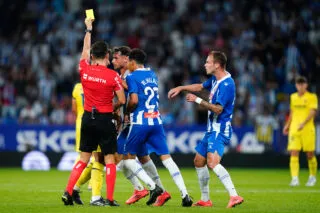 Un supporter balance un projectile sur l'arbitre d'Espanyol-Villarreal