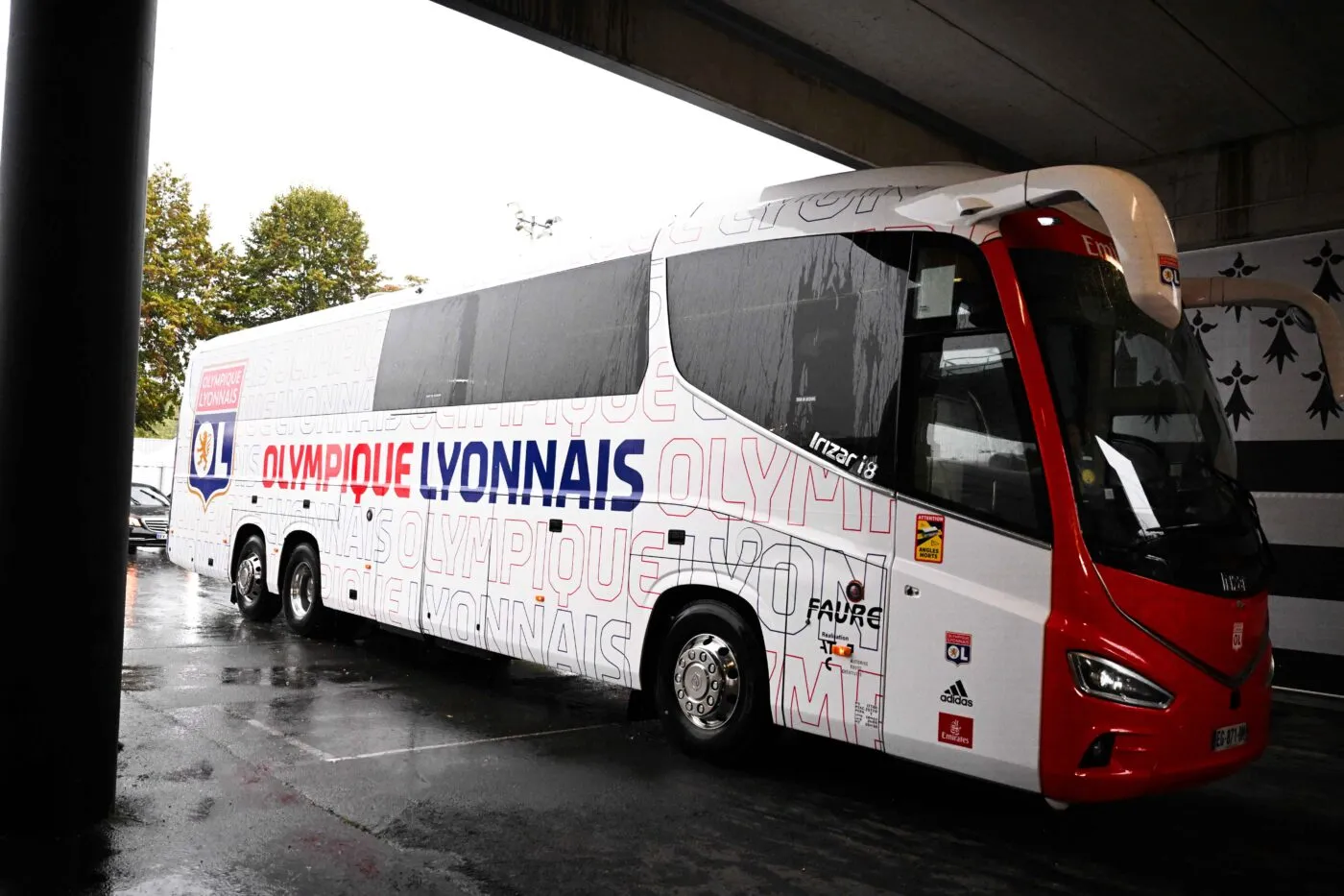 Le car de l’OL dégradé par des supporters parisiens dans un ferry