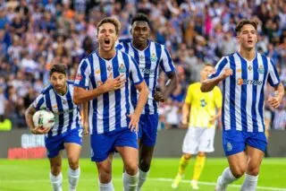 Un ramasseur de balle reçoit le trophée d'homme du match après Porto-Braga