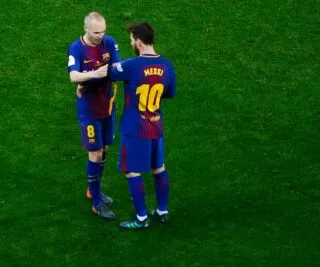 Lionel Messi salue la retraite du « phénomène » Iniesta