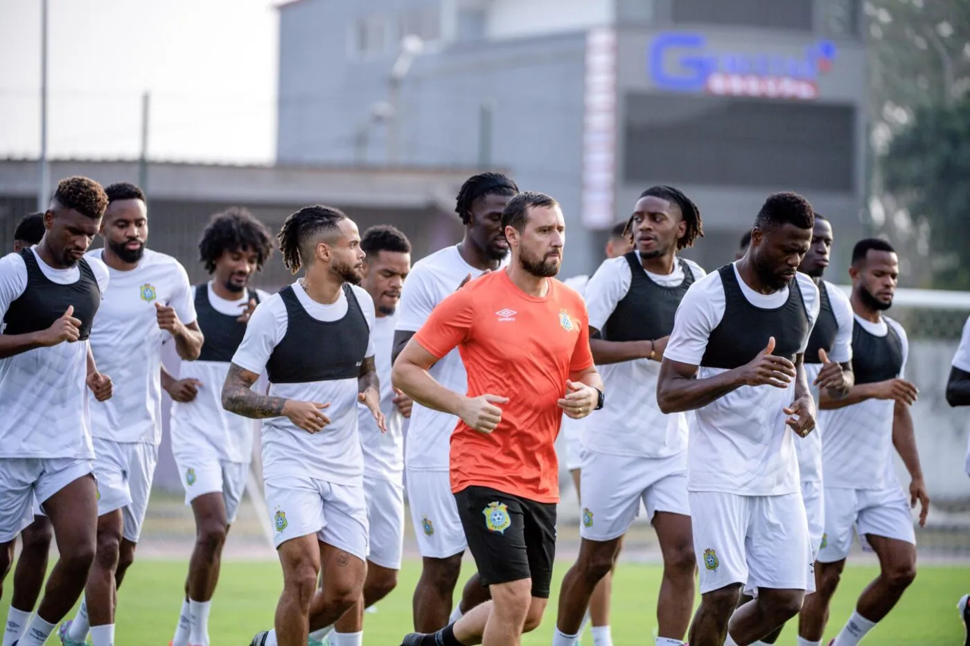 Lors d’un entraînement de la RDC, un journaliste se fait frapper et menacer par un membre de la sécurité