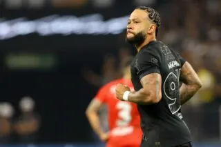 Le magnifique coup franc de Memphis Depay pour ouvrir son compteur avec le Corinthians