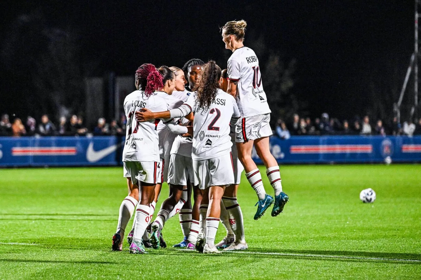 Le PSG s'impose face à Fleury et devient provisoirement leader du championnat