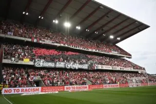 Des supporters belges adoptent le peignoir au stade