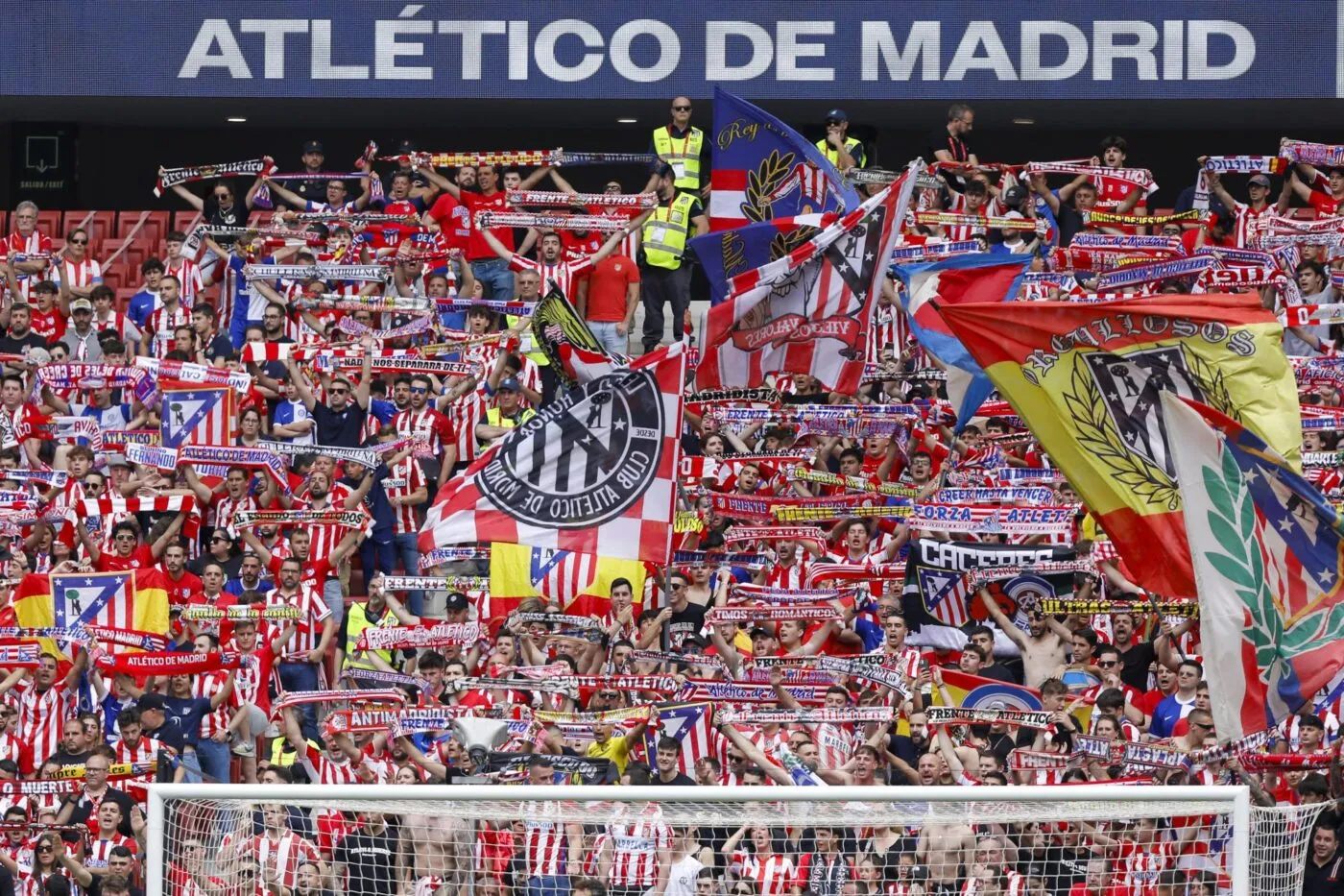 Quatre supporters de l’Atlético de Madrid arrêtés pour incitation à la haine contre Vinícius