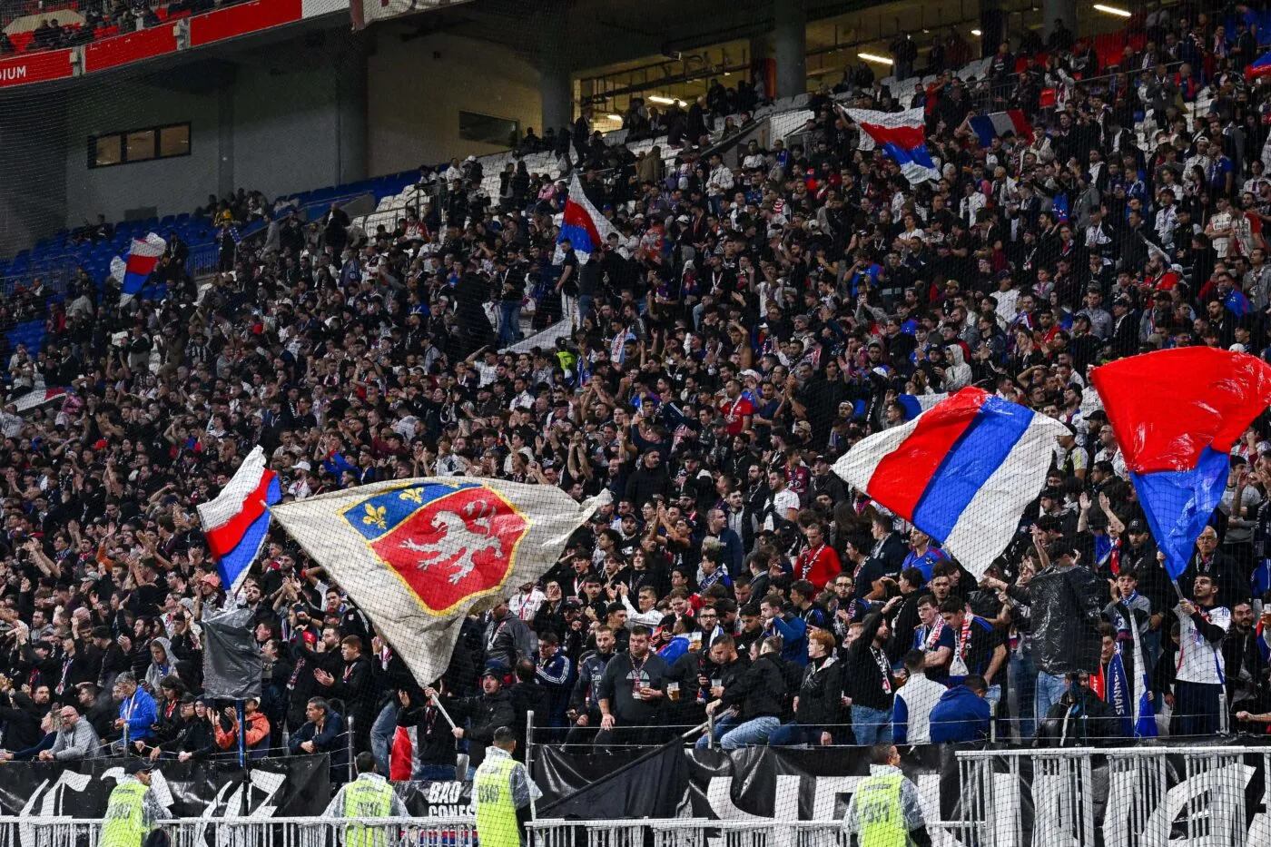 Des tensions entre supporters aux abords du Groupama Stadium après OL-Beşiktaş