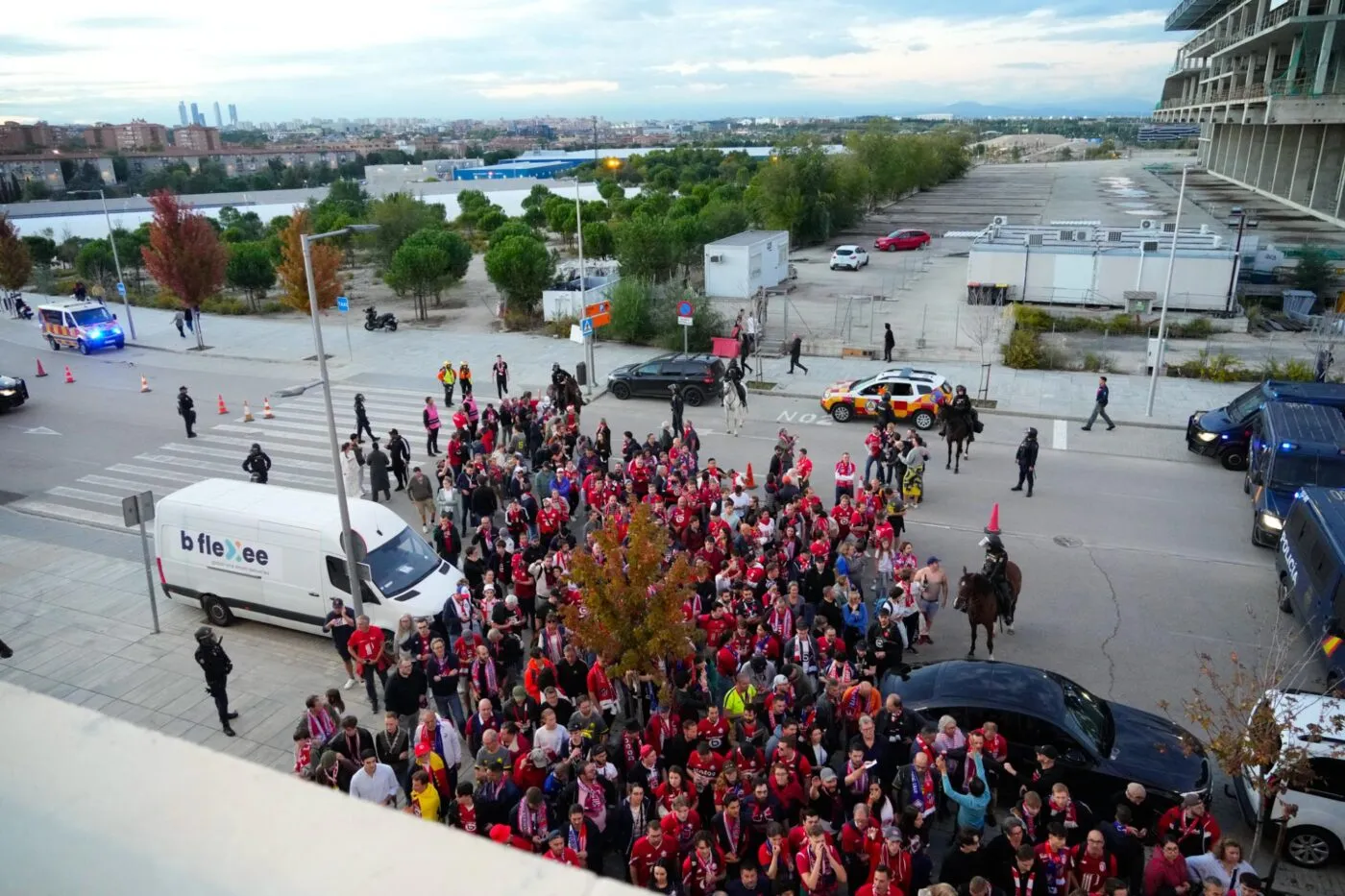 Un supporter lillois frappé et menotté par des policiers pendant le match contre l&rsquo;Atlético