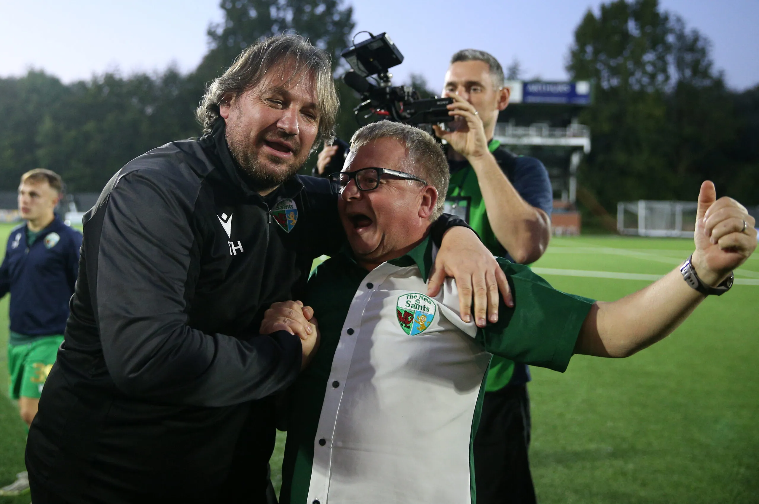 L&rsquo;entraîneur Craig Harrison dans les bras du patron Mike Harris