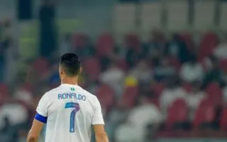 Cristiano Ronaldo manque un penalty dans le temps additionnel et fracasse un téléphone