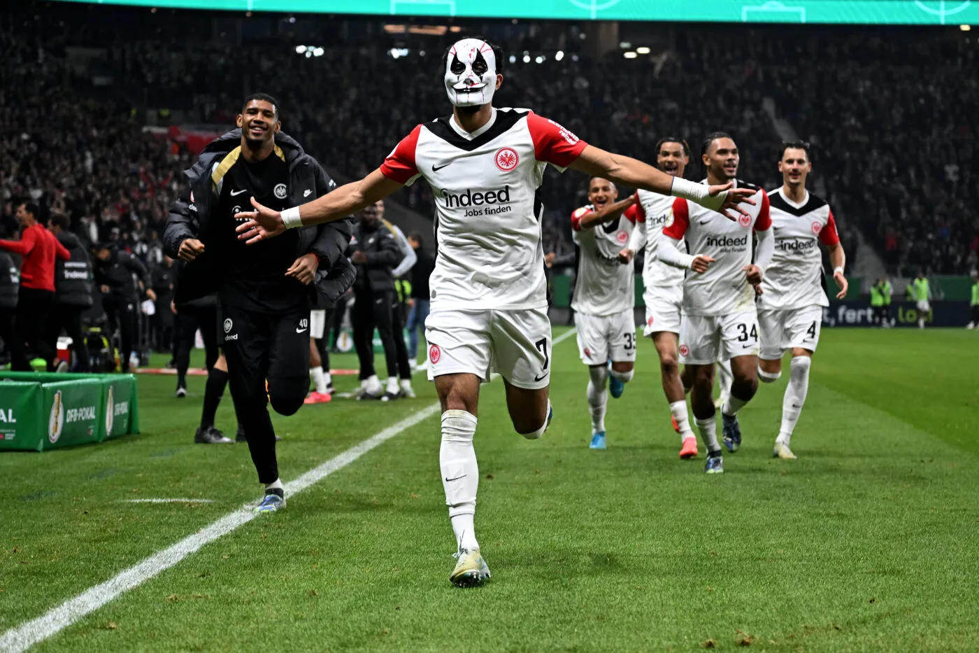 30.10.2024, xjhx, Fussball DFB Pokal 2.Runde, Eintracht Frankfurt - Borussia Mönchengladbach emspor, v.l. Torjubel nach dem Tor zum celebrating the goal celebrate 2:1 durch Omar Marmoush Eintracht Frankfurt Halloween Maske Kurios DFL/DFB REGULATIONS PROHIBIT ANY USE OF PHOTOGRAPHS as IMAGE SEQUENCES and/or QUASI-VIDEO Frankfurt am Main  30 10 2024, xjhx, Fußball DFB Pokal 2 Runde, Eintracht Frankfurt Borussia Mönchengladbach emspor, v l Torjubel nach dem Tor zum celebrating the goal celebrate 2 1 durch Omar Marmoush Eintracht Frankfurt Halloween Maske Kurios DFL DFB REGULATIONS PROHIBIT ANY USE OF PHOTOGRAPHS as IMAGE SEQUENCES and or QUASI VIDEO Frankfurt am Main   - Photo by Icon Sport