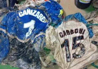 Inondations en Espagne : un collectionneur risque sa vie pour sauver ses maillots