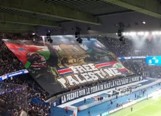 Un tifo XXL « Free Palestine » du virage Auteuil avant PSG-Atlético