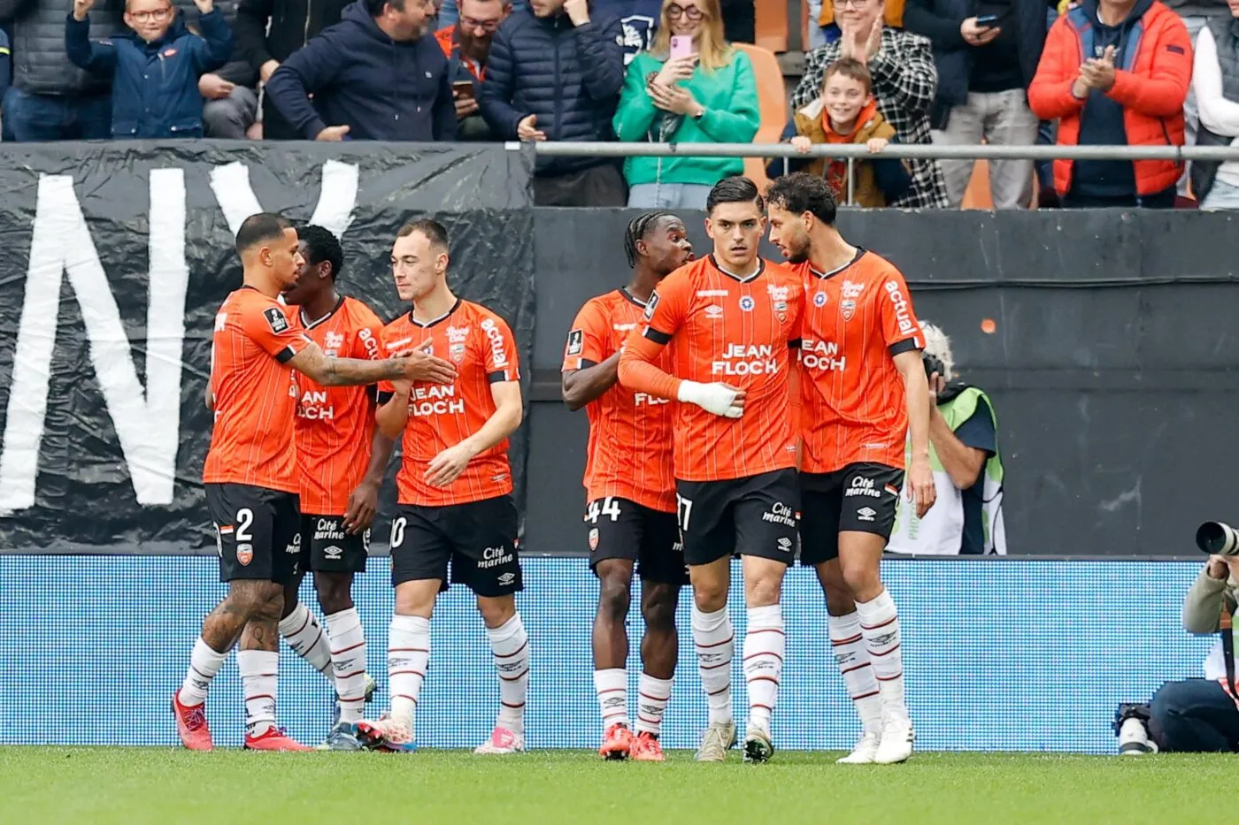 Lorient gagne le derby contre Guingamp et recolle au PFC, accroché à Pau