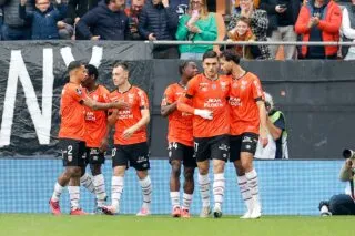 Lorient gagne le derby contre Guingamp et recolle à un PFC accroché à Pau