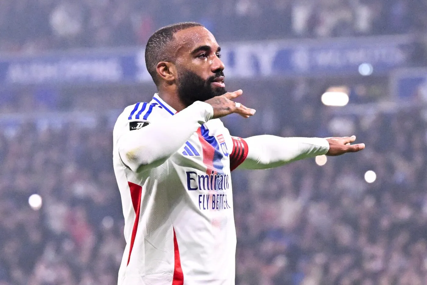 Lacazette lâche une bombe sur son avenir à Lyon