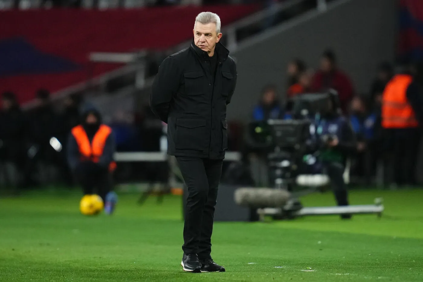 Javier Aguirre termine le match en sang après avoir reçu une canette en pleine tête