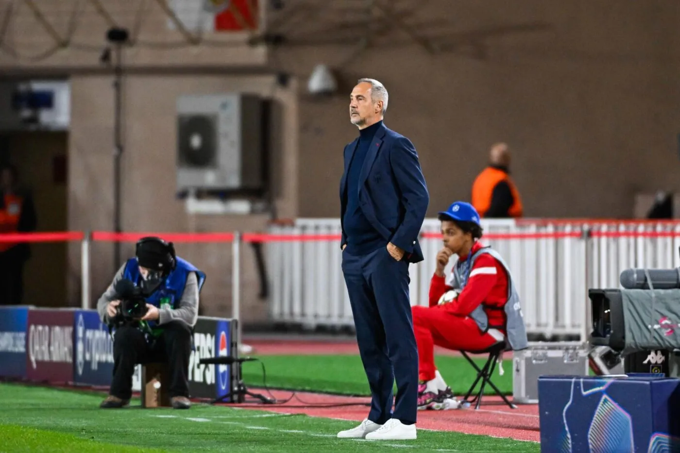 Adi Hütter déplore les erreurs défensives face à Benfica et évoque l'arbitrage