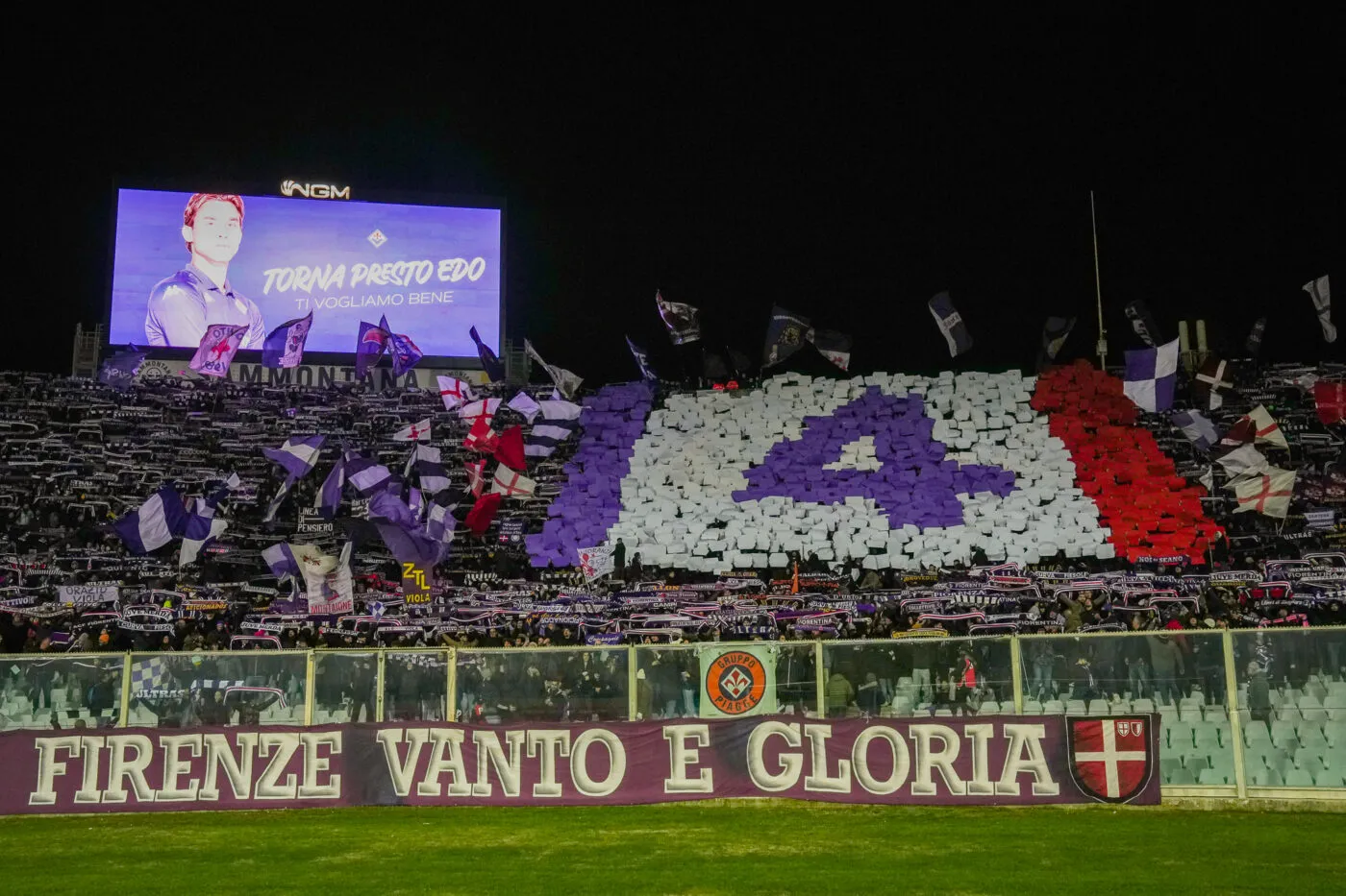 Le tifo des supporters de la Fio en soutien à Edoardo Bove