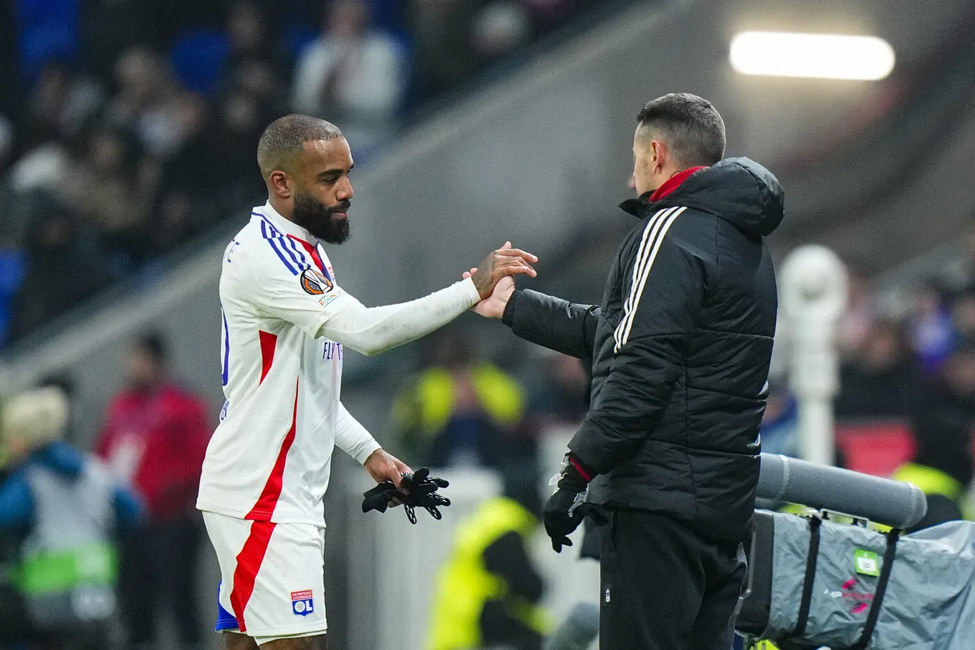 Lacazette raconte que les Lyonnais écoutent davantage leur entraîneur  