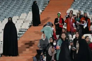 Un clasico iranien inédit joué face à un public 100 % féminin