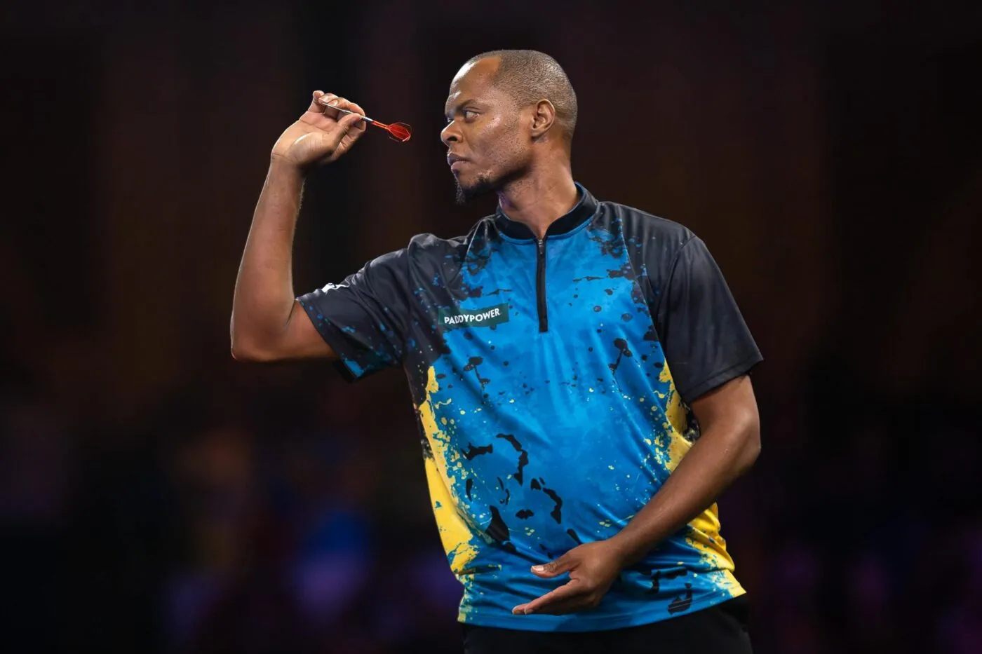 Cole Palmer honoré par un joueur de fléchettes bahaméen