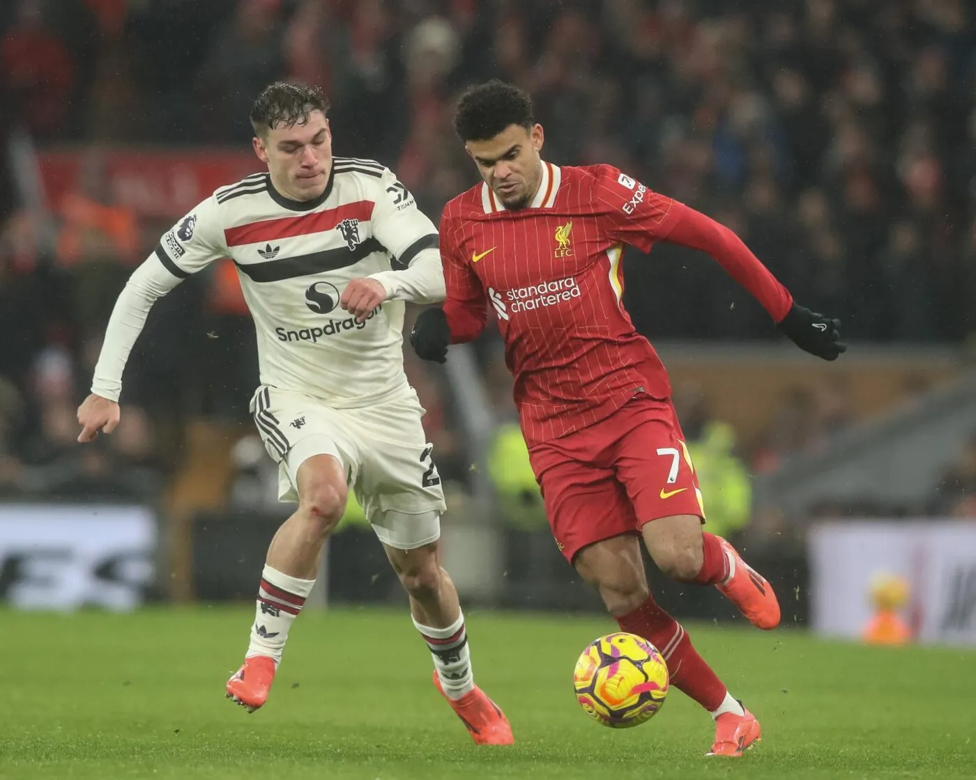 Manchester United résiste à Liverpool