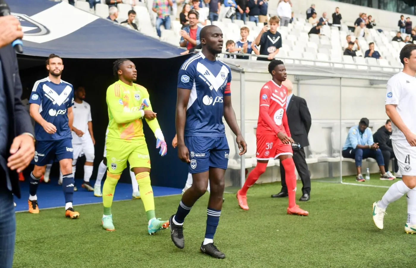 Des supporters bordelais s’en prennent à l’arbitre après la défaite contre Locminé