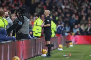 En pleine VAR, des supporters de Nottingham Forest proposent leur argent à l’arbitre