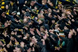 Les supporters des Young Boys laissent un jeune fan du Celtic prendre les commandes