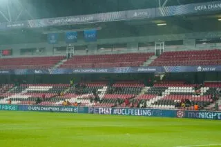 Des supporters du SB29 posent un panneau « Brest » devant le stade de Roudourou