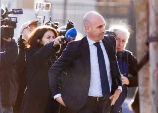 Luis Rubiales persiste que Jenni Hermoso lui a « donné son accord » pour un baiser