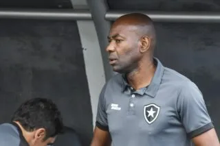 Cláudio Caçapa reprend du service à Botafogo