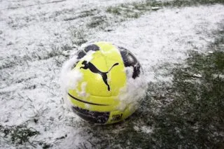 Cette équipe roumaine joue sous la neige... avec des maillots blancs