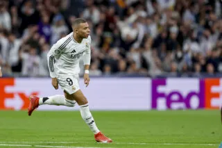 Kylian Mbappé éteint Manchester City avec un triplé !