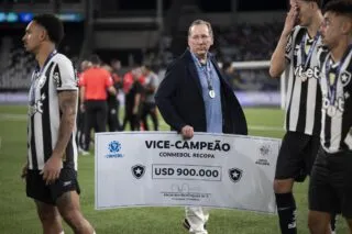 John Textor jette sa médaille après la défaite de Botafogo