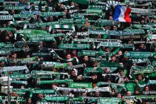 Les supporters de Saint-Étienne déploient une banderole au centre d'entraînement