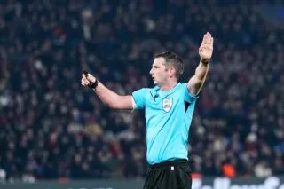 Après sa mauvaise gestion de l’attentat sur Mateta, Michael Oliver n’arbitrera aucun match cette semaine